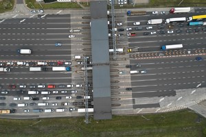 zdjęcie przedstawia policjantów w trakcie kontroli trzeźwości na autostradzie