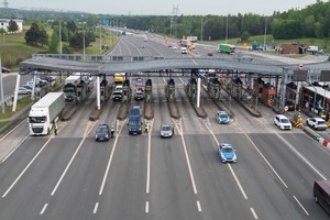 zdjęcie przedstawia policjantów w trakcie kontroli trzeźwości na autostradzie