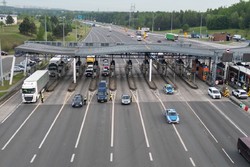 zdjęcie przedstawia policjantów w trakcie kontroli trzeźwości na autostradzie