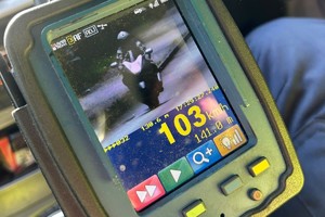 zdjęcie przedstawia ekran miernika prędkości na którym widoczny jest motocyklista i jego prędkość, 103 kilometry na godzinę.