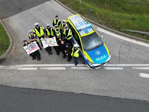zdjęcie przedstawia policjantów i uczniów klasy mundurowej, którzy trzymają transparenty &quot;pijani kierowcy wiozą śmierć&quot;
