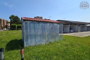 zdjęcie przedstawia budynek z naniesionym graffiti