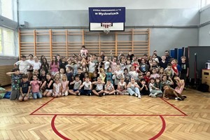 zdjęcie przedstawia policjantów w trakcie spotkania z dziećmi
