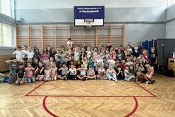 zdjęcie przedstawia policjantów w trakcie spotkania z dziećmi