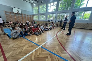 zdjęcie przedstawia policjantów w trakcie spotkania z dziećmi