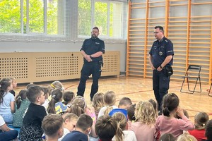 zdjęcie przedstawia policjantów w trakcie spotkania z dziećmi