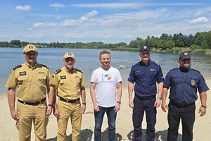zdjęcie przedstawia Strażaków, prezydenta miasta, policjanta i strażnika miejskiego