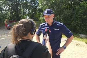 zdjęcie przedstawia policjanta udzielającego wywiadu