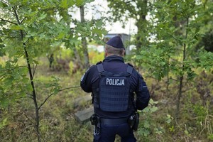 Zdjęcie przedstawia policjantów w trakcie poszukiwań