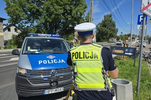 zdjęcie miejsce zdarzenia i policjantów wykonujących oględziny