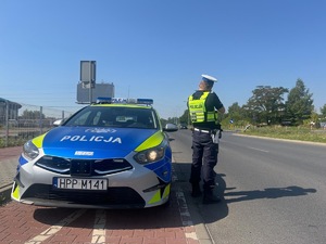 Na zdjęciu widoczni policjanci kontrolujący prędkość
