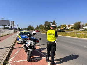 Na zdjęciu widoczni policjanci kontrolujący prędkość