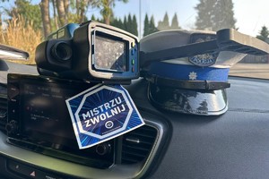 zdjęcie przedstawia policjantów w trakcie kontroli drogowej