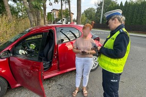 zdjęcie przedstawia policjantów w trakcie kontroli drogowej