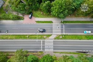 zdjęcie przedstawia miejsce wypadku i pracujące służby