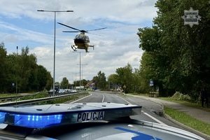 zdjęcie przedstawia miejsce wypadku i pracujące służby