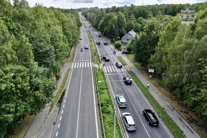 zdjęcie przedstawia miejsce wypadku i pracujące służby