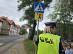 zdjęcie przedstawia policjantkę w trakcie prelekcji dla dzieci.
