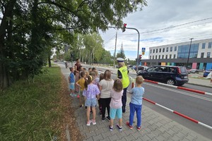 zdjęcie przedstawia policjantkę w trakcie prelekcji dla dzieci.