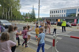 zdjęcie przedstawia policjantkę w trakcie prelekcji dla dzieci.