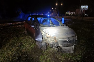 zdjęcie przedstawia pojazd, który brał udział w zderzeniu z latarnią.
