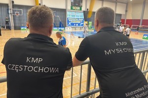 zdjęcie przedstawia zawodników obserwujących rozgrywki