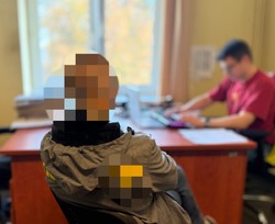 zdjęcie przedstawia zatrzymanego w trakcie przesłuchania