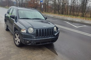 zdjęcie przedstawia samochody biorące udział w kolizji