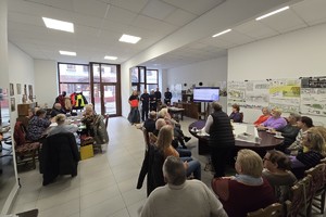 zdjęcie przedstawia uczestników debaty w trakcie pokazu pierwszej pomocy