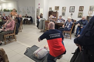 zdjęcie przedstawia uczestników debaty w trakcie pokazu pierwszej pomocy