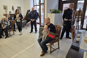 zdjęcie przedstawia uczestników debaty w trakcie pokazu pierwszej pomocy