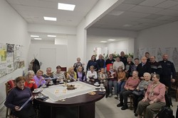 zdjęcie przedstawia uczestników debaty w trakcie pokazu pierwszej pomocy