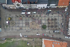 zdjęcie przedstawia policjantów zabezpieczających przejazd motocyklistów w strojach mikołajów