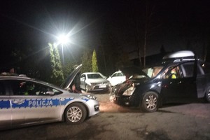 zdjęcie przedstawia policjantów przy samochodzie, który uległ awarii