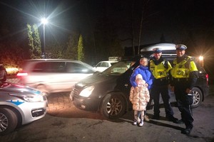 zdjęcie przedstawia policjantów przy samochodzie, który uległ awarii