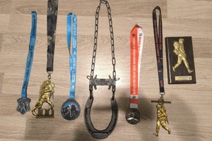 zdjęcie przedstawia Policjanta w trakcie biegu