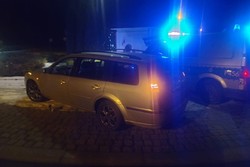 zdjęcie przedstawia pojazd sprawcy i radiowóz policyjny