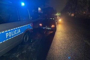 zdjęcie przedstawia pojazd sprawcy i radiowóz policyjny