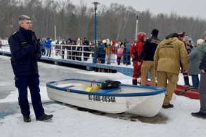 zdjęcie przedstawia służby mundurowe w trakcie działania na lodzie