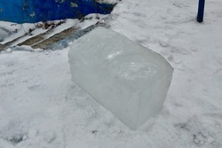 zdjęcie przedstawia służby mundurowe w trakcie działania na lodzie