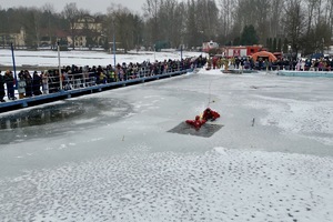 zdjęcie przedstawia służby mundurowe w trakcie działania na lodzie