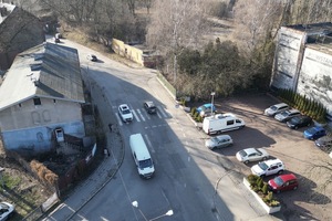 zdjęcie przedstawia policjantów w trakcie kontroli drogowej