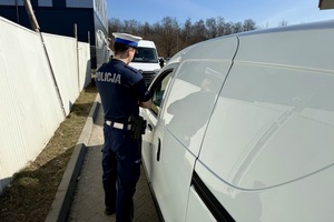 zdjęcie przedstawia policjantów w trakcie kontroli drogowej