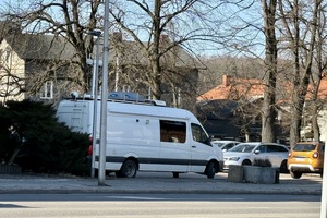 zdjęcie przedstawia policjantów w trakcie kontroli drogowej