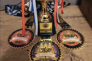 Trzy medale i puchar zdobyte przez policjantkę z Mysłowic.