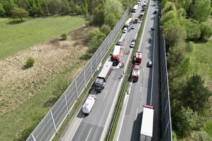 miejsce zdarzenia dwóch ciężarówek i pracujące na miejscu służby