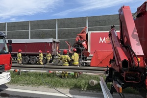 miejsce zdarzenia dwóch ciężarówek i pracujące na miejscu służby