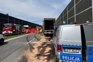miejsce zdarzenia dwóch ciężarówek i pracujące na miejscu służby