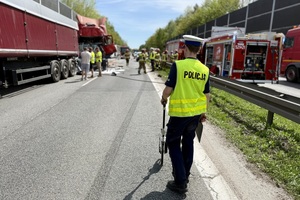 miejsce zdarzenia dwóch ciężarówek i pracujące na miejscu służby