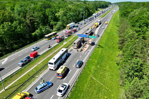 miejsce zdarzenia drogowego z udziałem dwóch autokarów